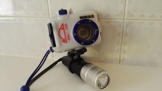 Fotocamera Nikon, scafandro, torcia