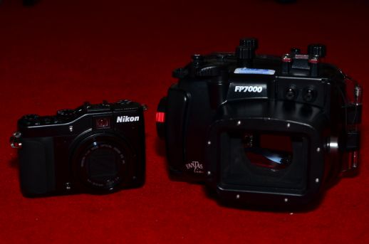 Nikon P7000 in custodia Fantasea FP7000